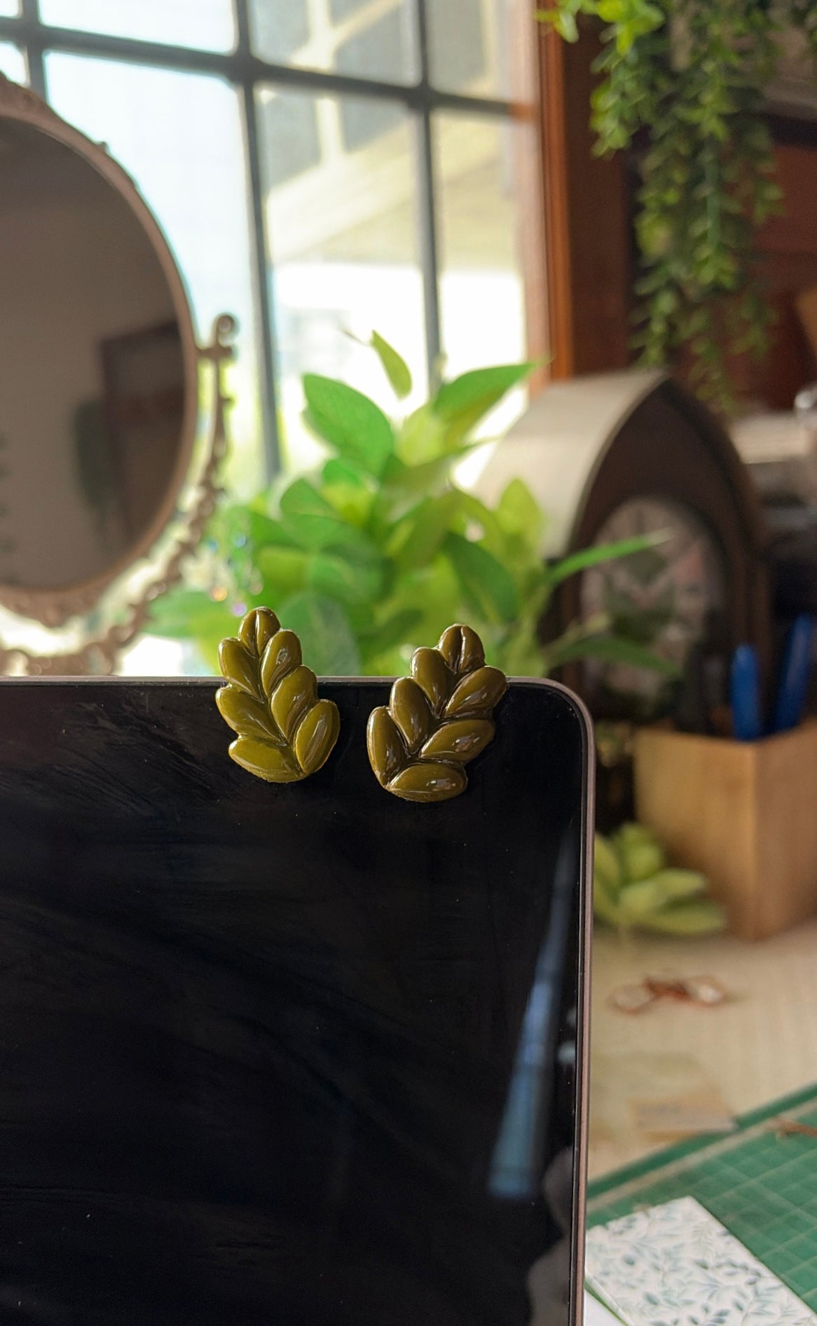 Green Leaf Magnets/Pins 🍃✨