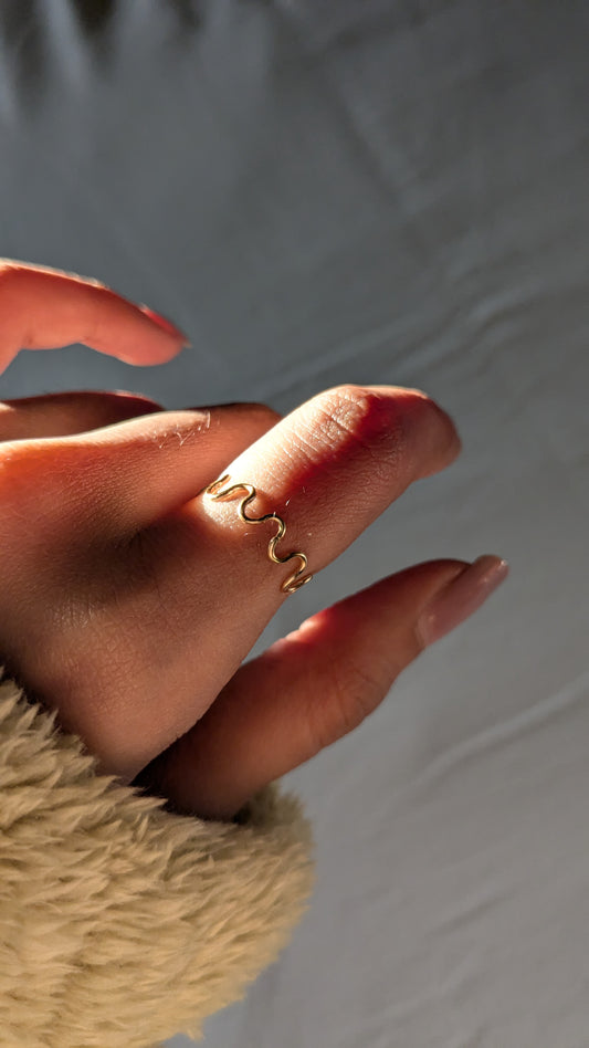 Minimalist Wave Ring ✨